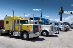 Niedzielny poranek na Truck Stopie – kierowcy przygotowują swoje wielkie maszyny do pokonania kolejnych setek mil w trasie